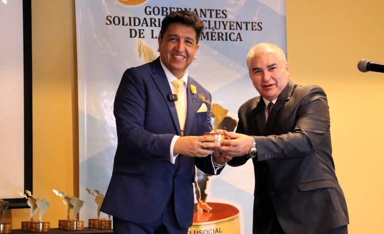 Alcalde de Pica recibe galardón Internacional como alcalde solidario e incluyente